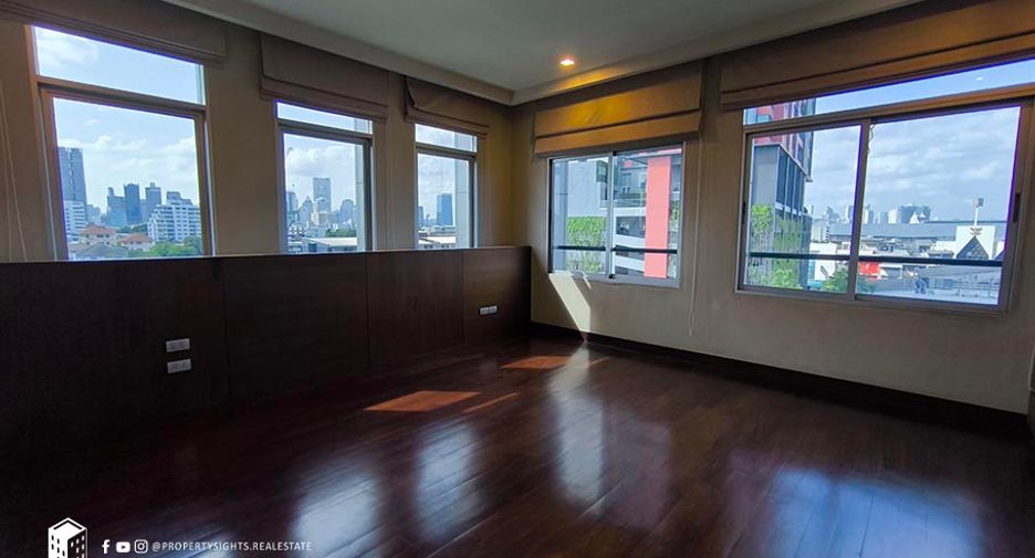 For rent 2 bedrooms condo in Yan Nawa, Bangkok