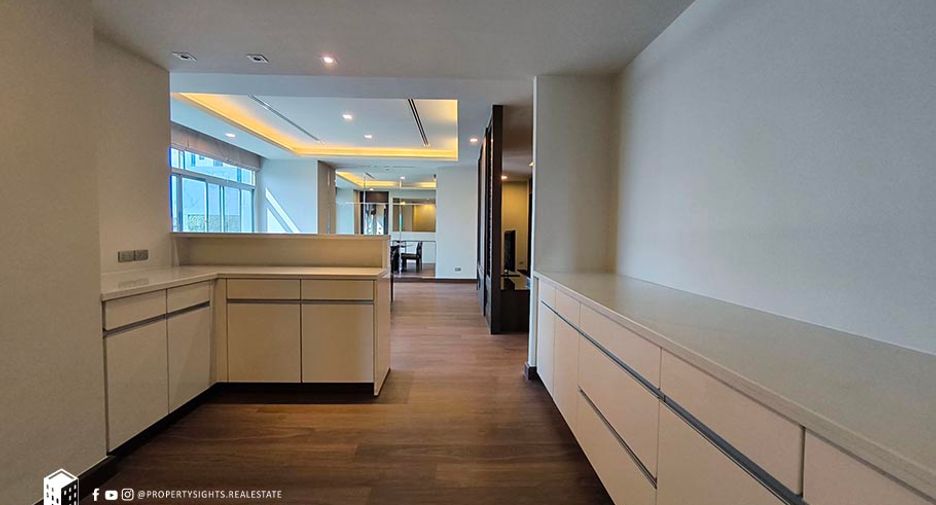 For rent 2 bedrooms condo in Yan Nawa, Bangkok