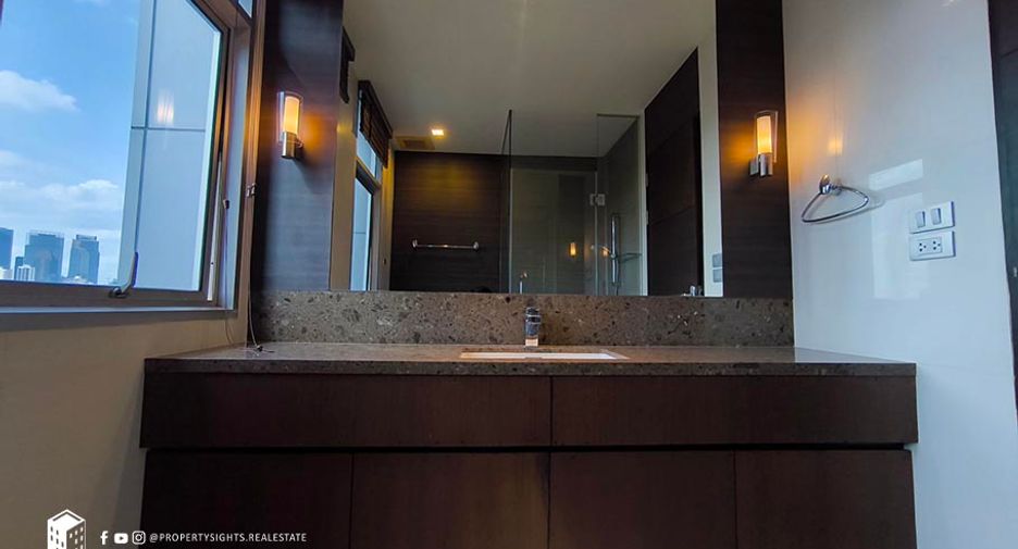 For rent 2 bedrooms condo in Yan Nawa, Bangkok