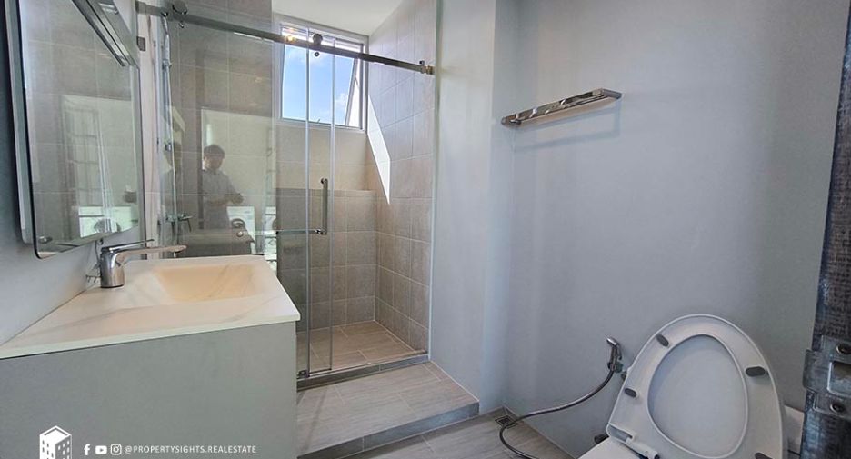 For rent 2 bedrooms condo in Yan Nawa, Bangkok
