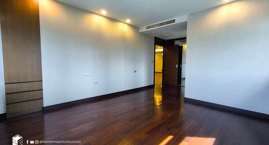 For rent 2 bedrooms condo in Yan Nawa, Bangkok