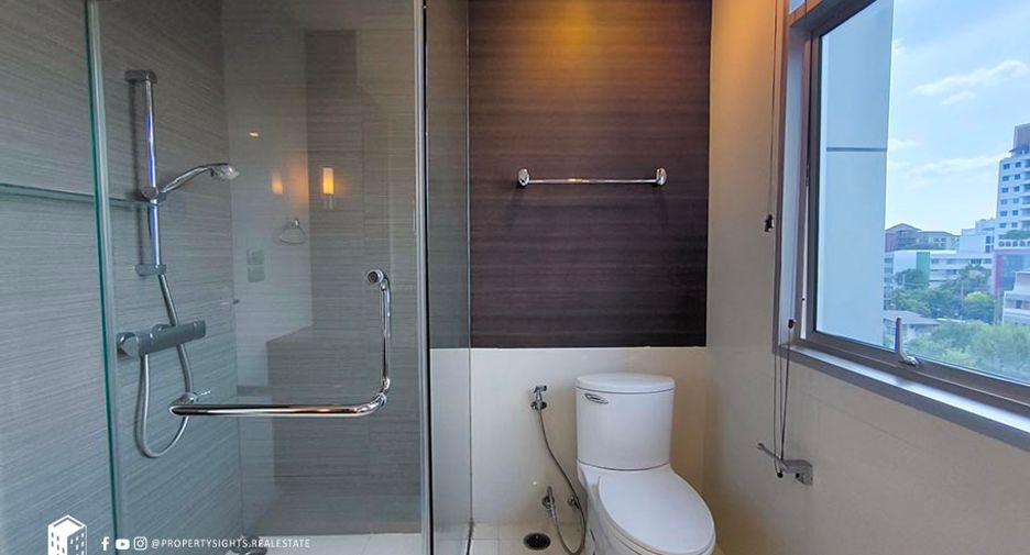 For rent 2 bedrooms condo in Yan Nawa, Bangkok