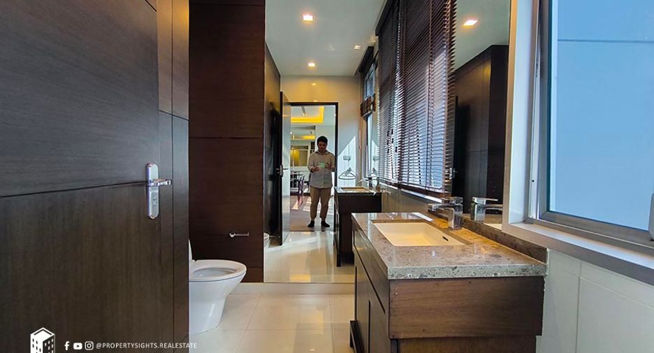 For rent 2 bedrooms condo in Yan Nawa, Bangkok