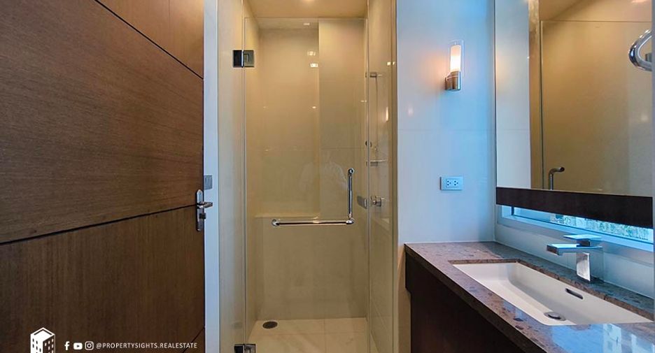 For rent 2 bedrooms condo in Yan Nawa, Bangkok