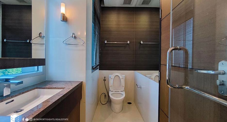 For rent 2 bedrooms condo in Yan Nawa, Bangkok