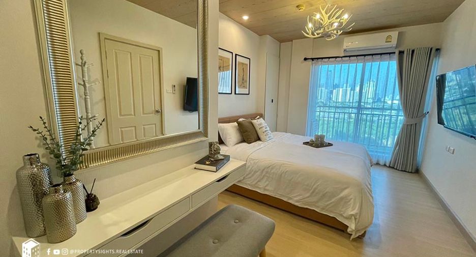 For rent 3 bedrooms condo in Huai Khwang, Bangkok