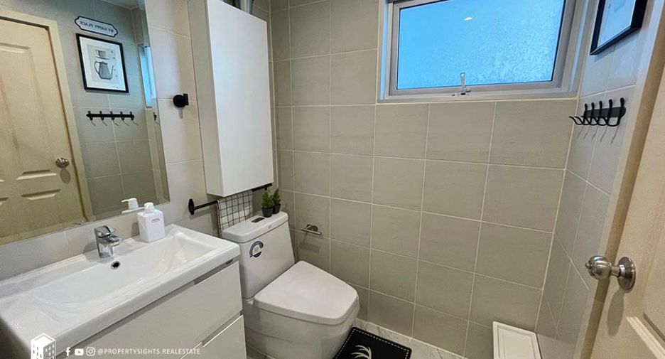 For rent 3 bedrooms condo in Huai Khwang, Bangkok
