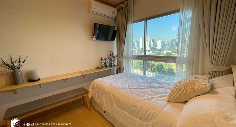 For rent 3 bedrooms condo in Huai Khwang, Bangkok
