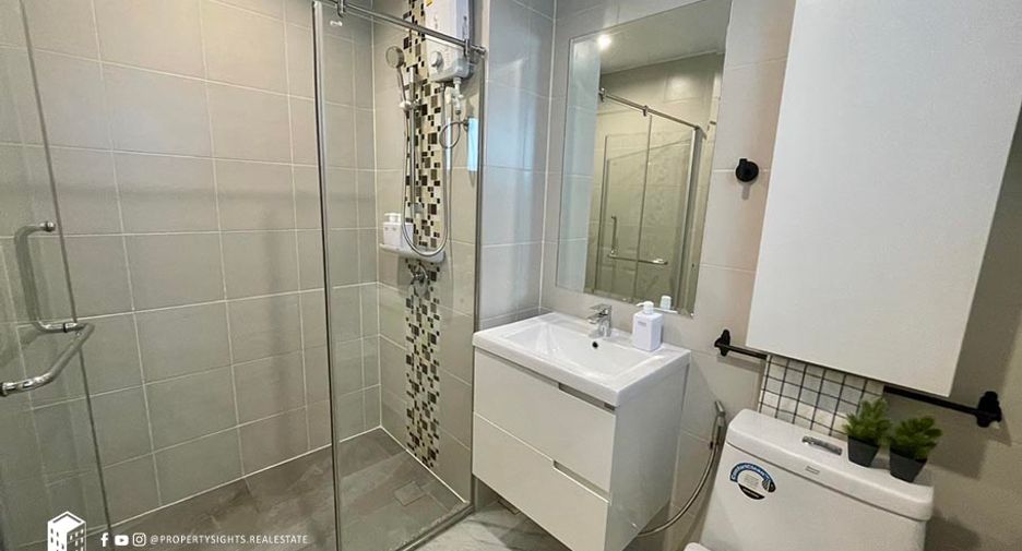 For rent 3 bedrooms condo in Huai Khwang, Bangkok