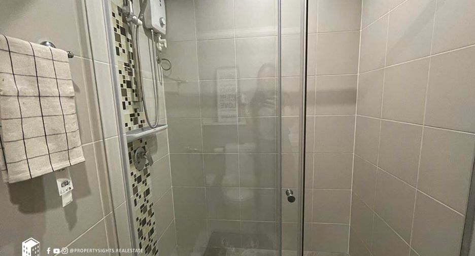 For rent 3 bedrooms condo in Huai Khwang, Bangkok