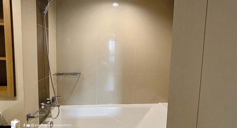 For rent 3 bedrooms condo in Phra Khanong, Bangkok