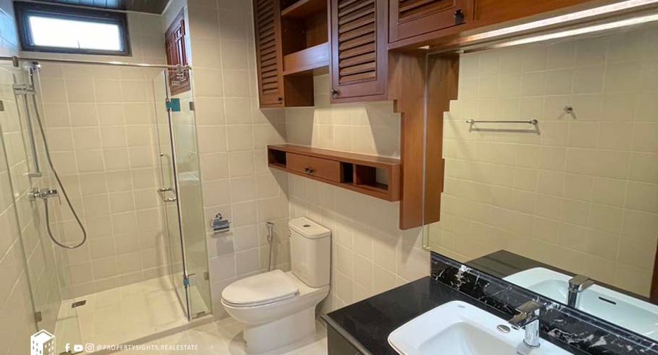 For rent 4 bedrooms condo in Khlong Toei, Bangkok