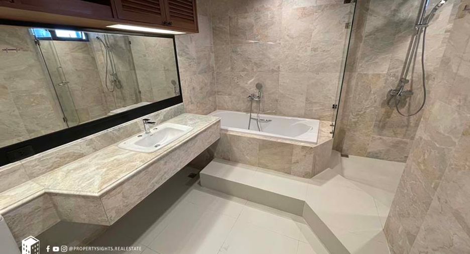 For rent 4 bedrooms condo in Khlong Toei, Bangkok