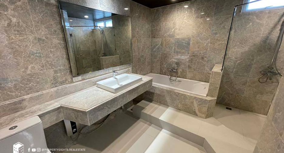 For rent 4 bedrooms condo in Khlong Toei, Bangkok