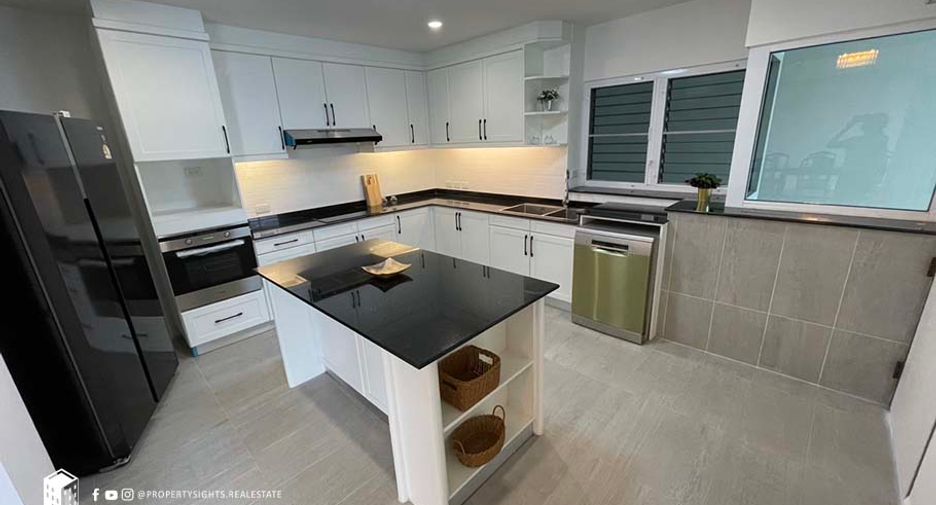 For rent 4 bedrooms condo in Khlong Toei, Bangkok