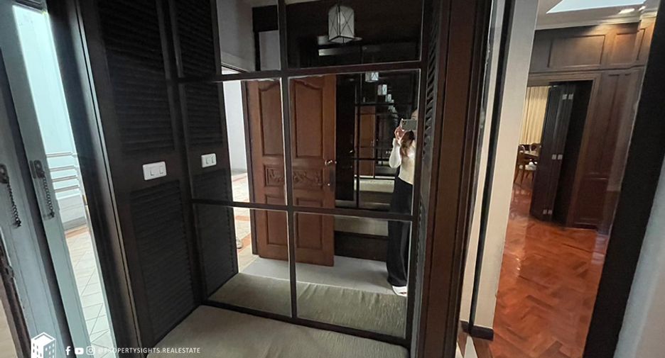 For rent 4 bedrooms condo in Watthana, Bangkok