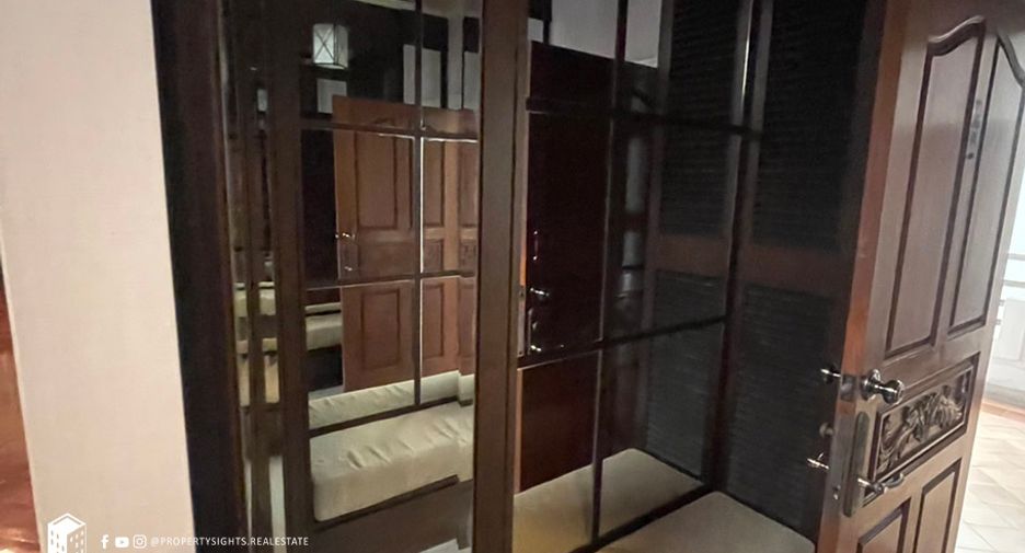 For rent 4 bedrooms condo in Watthana, Bangkok