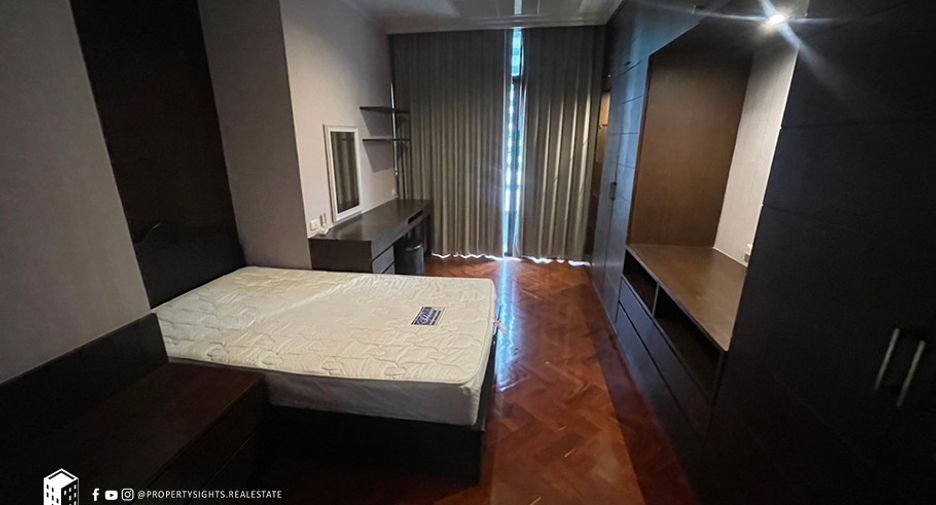 For rent 4 bedrooms condo in Watthana, Bangkok