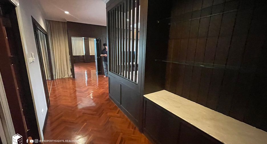 For rent 4 bedrooms condo in Watthana, Bangkok