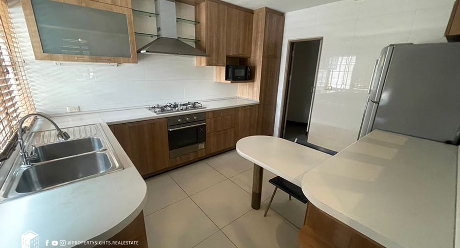 For rent 4 bedrooms condo in Watthana, Bangkok