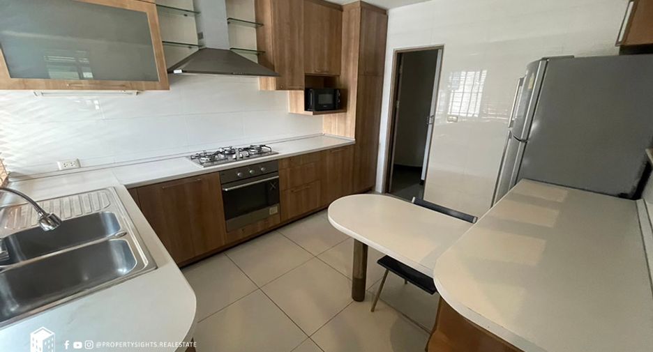 For rent 4 bedrooms condo in Watthana, Bangkok