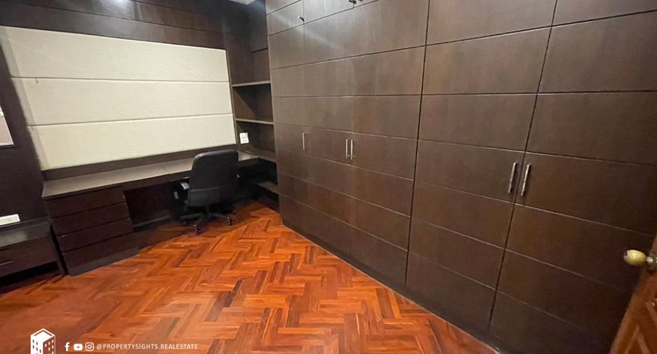 For rent 4 bedrooms condo in Watthana, Bangkok