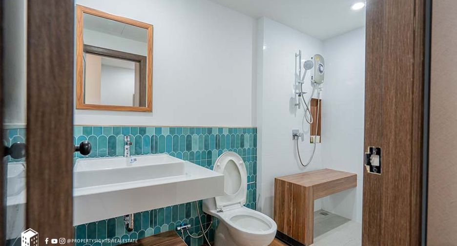 For rent 3 bedrooms condo in Khlong Toei, Bangkok