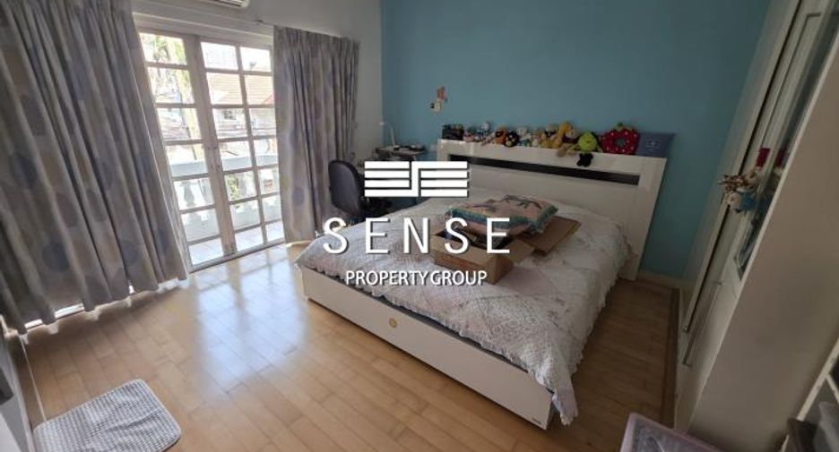 For rent 4 bedrooms townhouse in Watthana, Bangkok
