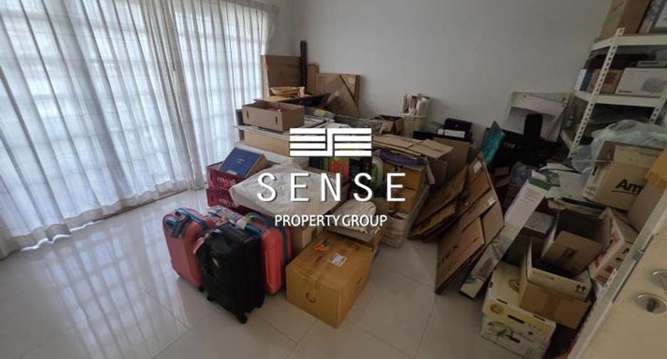 For rent 4 bedrooms townhouse in Watthana, Bangkok