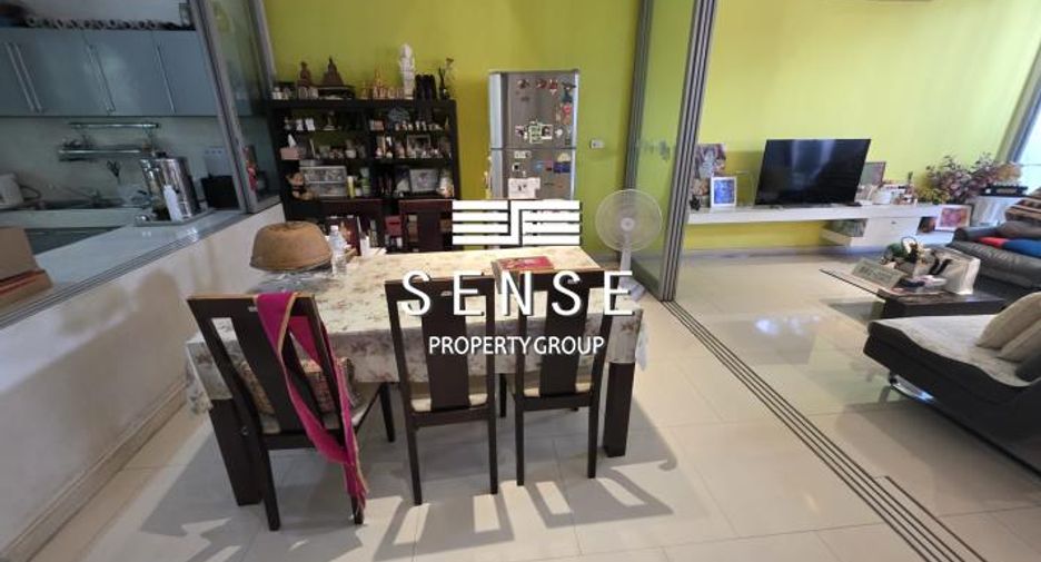 For rent 4 bedrooms townhouse in Watthana, Bangkok