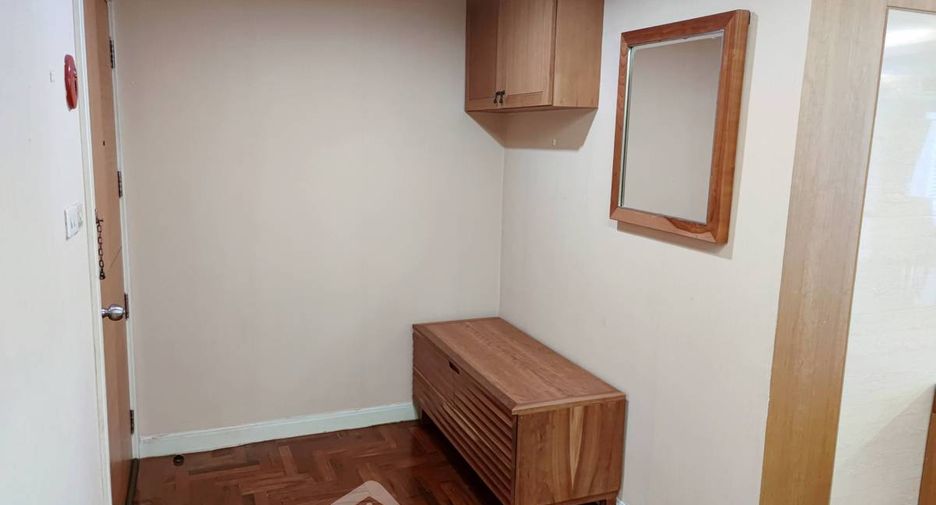 For rent 2 bedrooms condo in Yan Nawa, Bangkok