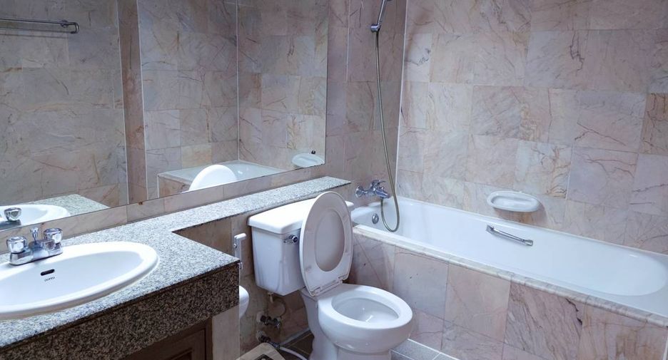 For rent 2 bedrooms condo in Yan Nawa, Bangkok