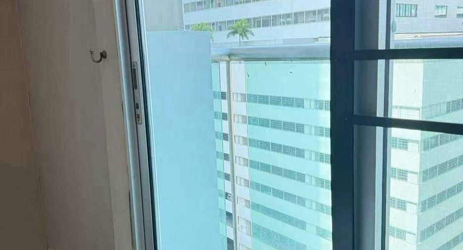 For rent 3 bedrooms condo in Huai Khwang, Bangkok