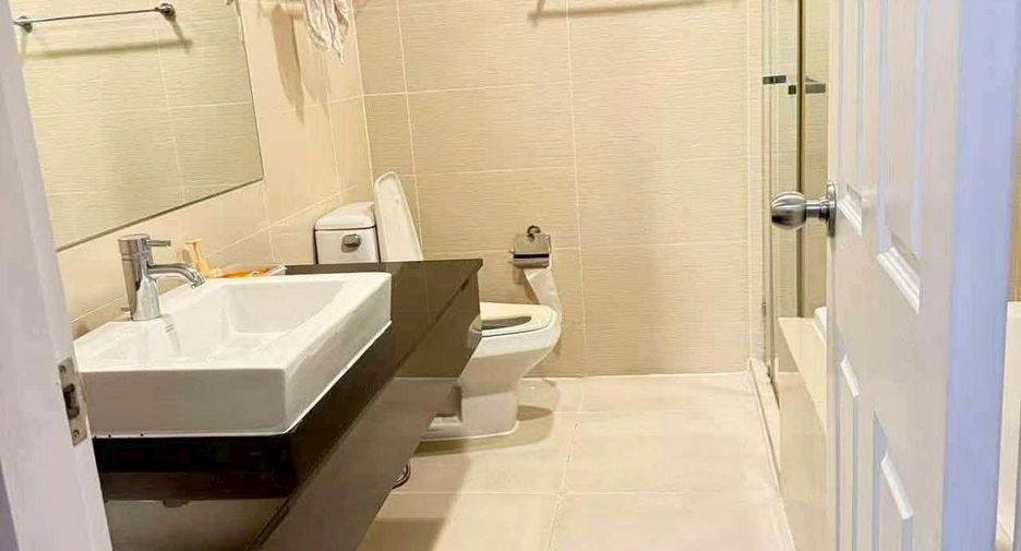 For rent 3 bedrooms condo in Huai Khwang, Bangkok