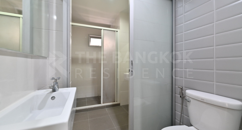 For sale 2 ベッドルーム condo in Huai Khwang, Bangkok
