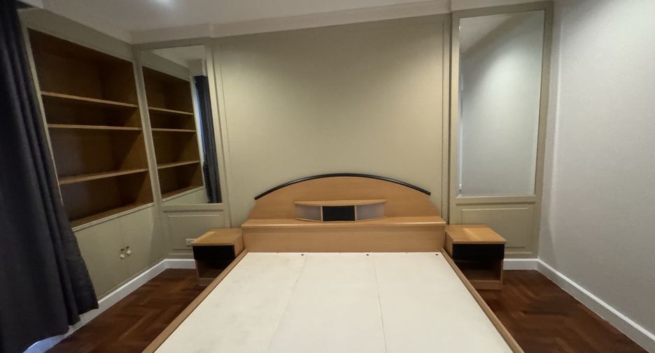For rent 2 bedrooms condo in Yan Nawa, Bangkok