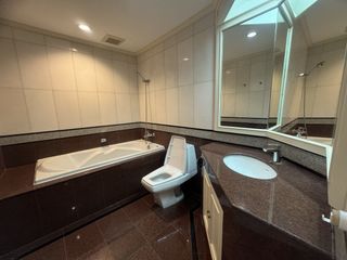 For rent 2 bedrooms condo in Yan Nawa, Bangkok