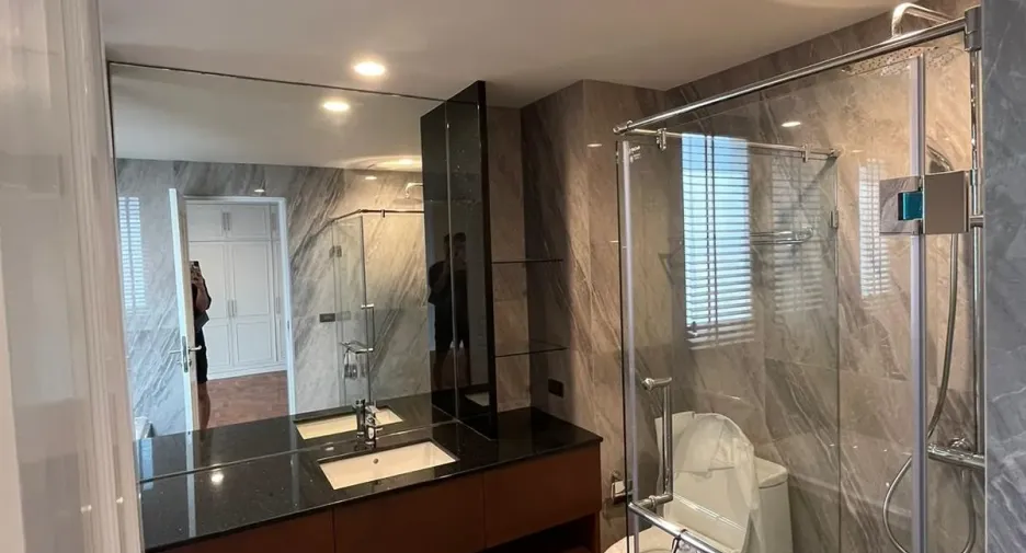 For rent 3 bedrooms apartment in Khlong Toei, Bangkok