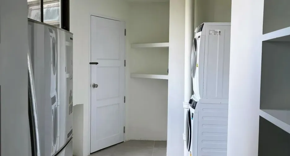 For rent 3 bedrooms apartment in Khlong Toei, Bangkok