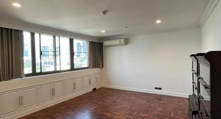 For rent 3 bedrooms apartment in Khlong Toei, Bangkok