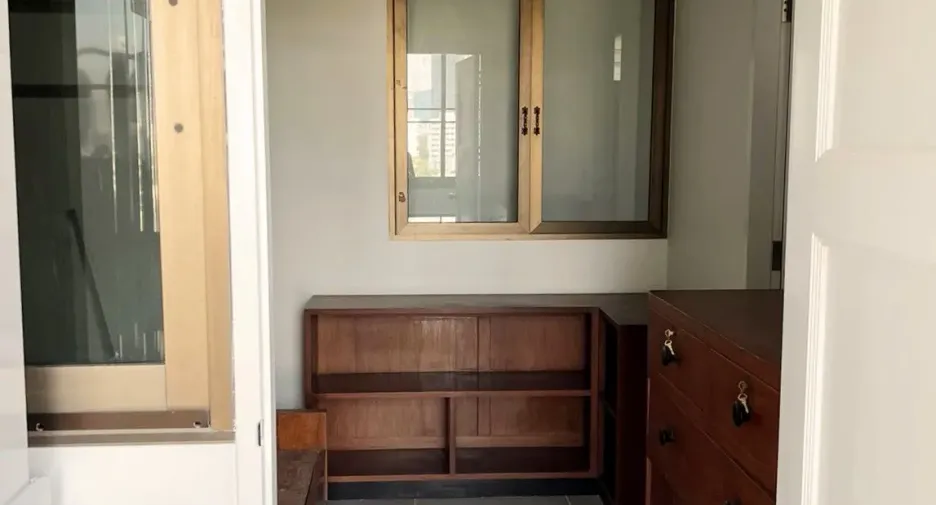 For rent 3 bedrooms apartment in Khlong Toei, Bangkok