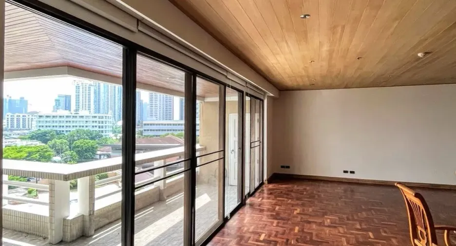 For rent 3 bedrooms apartment in Khlong Toei, Bangkok