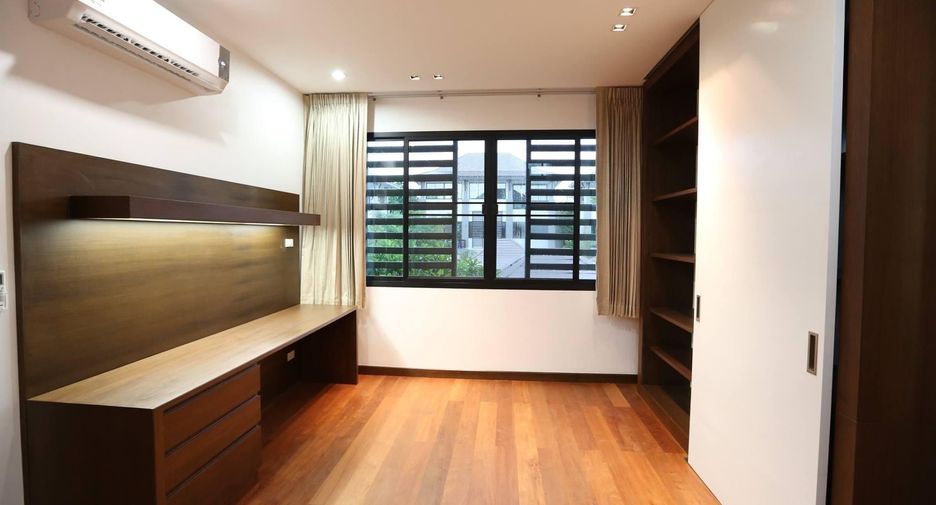 For rent 3 bedrooms townhouse in Watthana, Bangkok