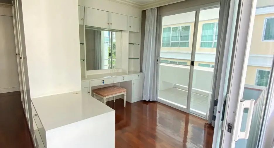 For rent 2 bedrooms apartment in Watthana, Bangkok