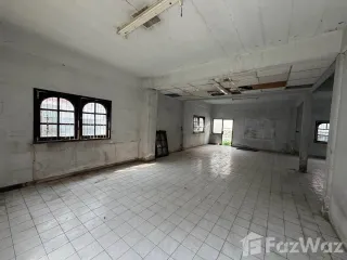 Casa en venta de 4 habitaciones en Phra Khanong, Bangkok