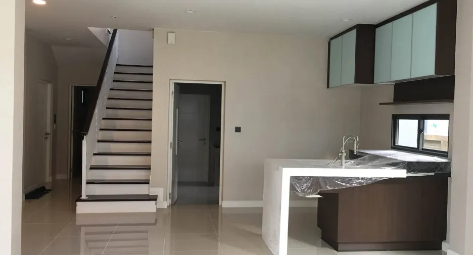 For rent 4 bedrooms house in Bang Kapi, Bangkok