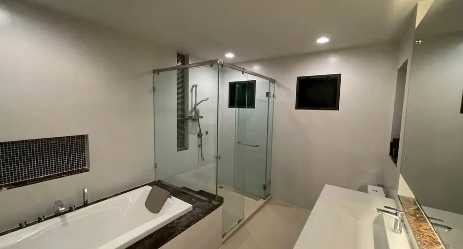 For rent 4 bedrooms house in Bang Kapi, Bangkok