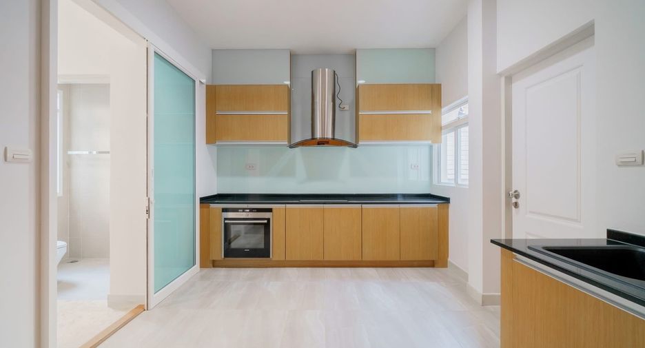 For rent 5 bedrooms house in Saphan Sung, Bangkok
