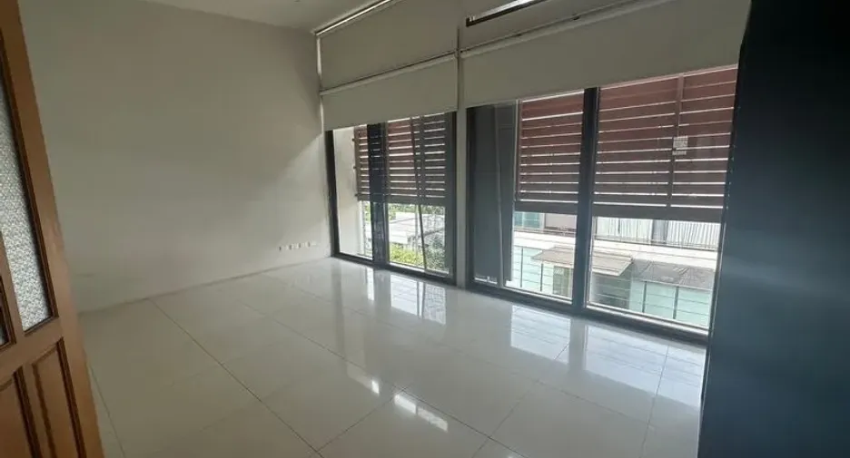 For rent 3 bedrooms office in Phra Khanong, Bangkok