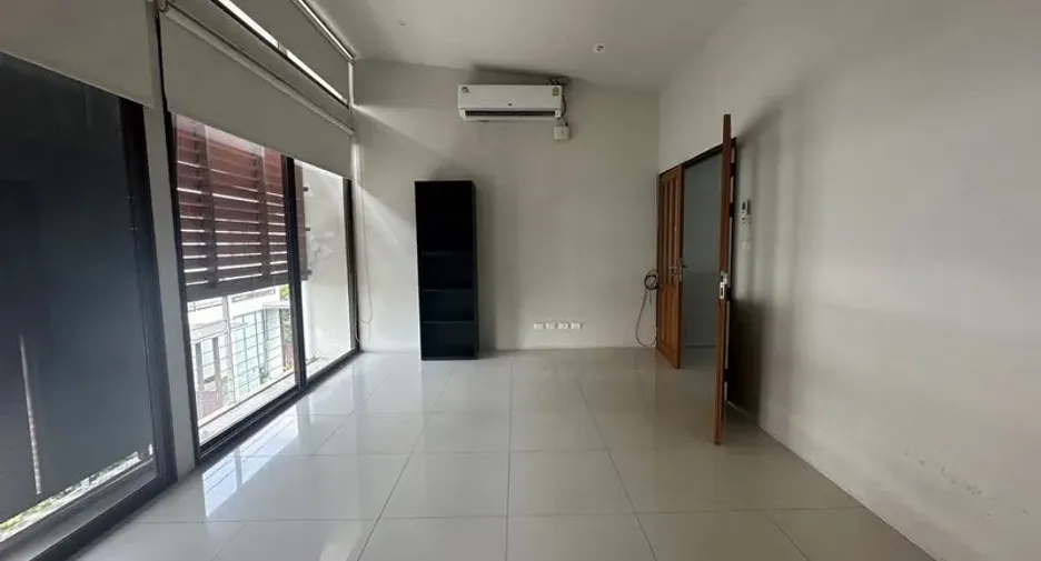 For rent 3 bedrooms office in Phra Khanong, Bangkok